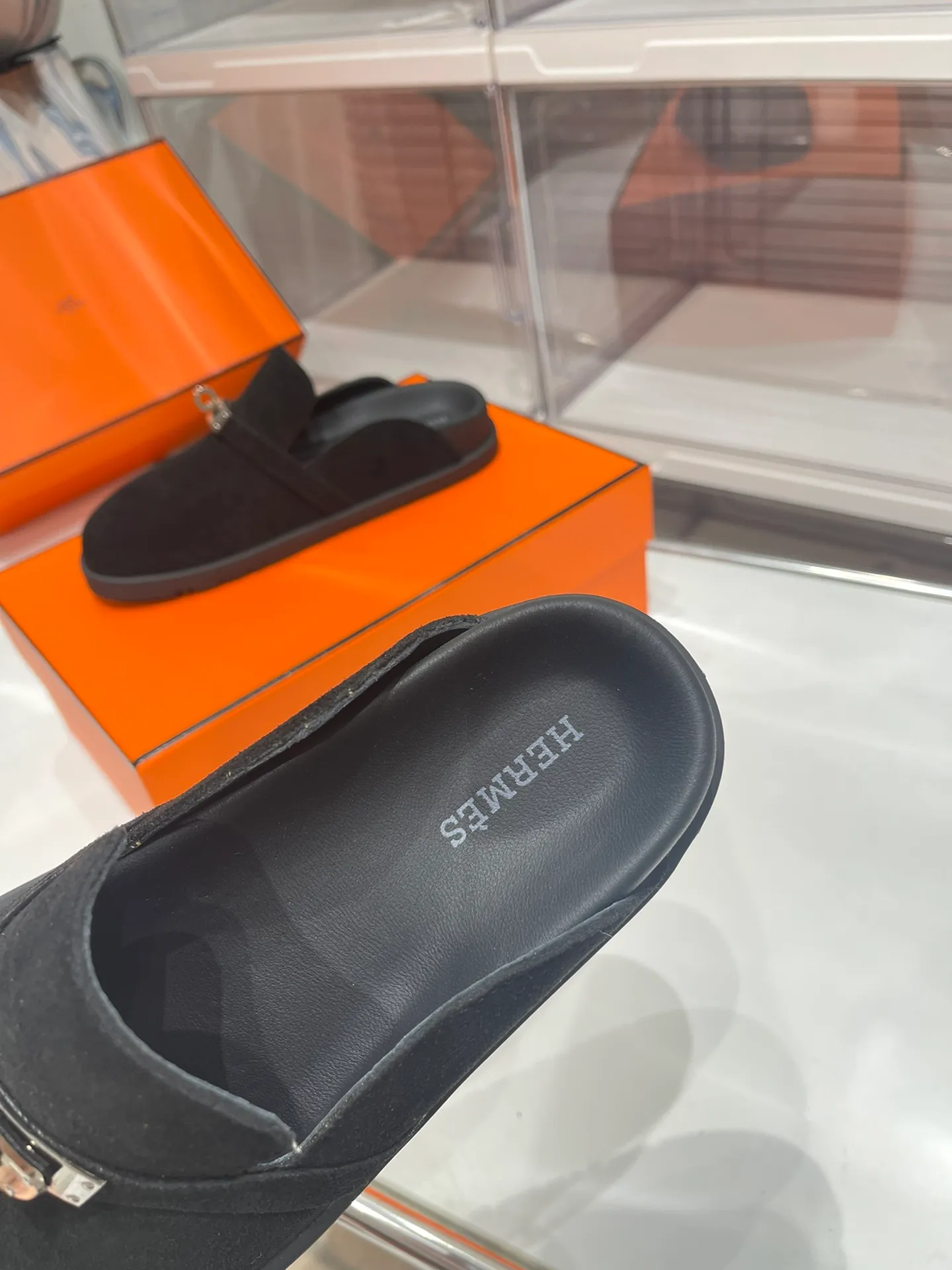 [H Family Hermès] P: 540💰 Size: Male 39-44 (45 46 customized) Female 35-40 (41 42 customized) HERMES Hermès latest kelly buckle couple style Birkenstock slippers, classic family language design! It looks good no matter how you match it! Casual and high-end feeling, the comfort is also great, paired with a variety of colorful socks, it gives a trendy and high-end feel ●Upper: imported cow suede ●Inner: imported sheepskin ●Foot pads: imported mixed sheepskin ●Outsole: Tpu non-slip and wear-resistant outsole